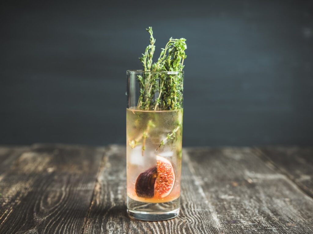Thyme liqueur cocktail